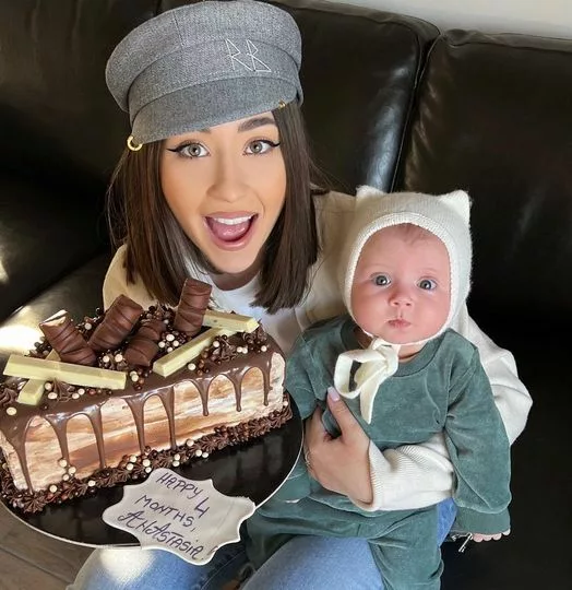 Cum o cheamă pe Nicole Cherry în buletin după căsătorie. Cântăreața a luat numele de familie al soțului ei: