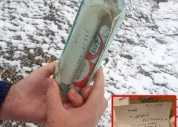 Pe 20 iulie 1979, o tânără de 16 ani din Iași a scris un bilețel, l-a băgat într-o sticlă și a aruncat sticla în Marea Neagră