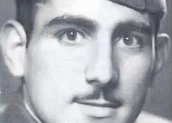 Aici este greu de recunoscut, însă așa arăta în tinerețe un mare actor român. El susținea că are rădăcini grecești, însă lumea