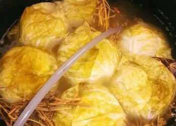 Ingredientul care menține limpede zeama de la varza murată toată iarna. Trebuie să îl adaugi în butoi după o săptămână