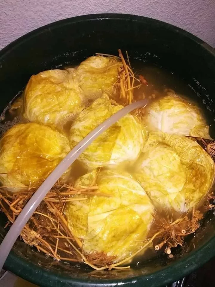 Ingredientul care menține limpede zeama de la varza murată toată iarna. Trebuie să îl adaugi în butoi după o săptămână