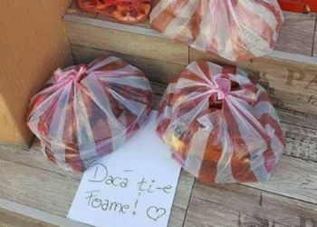 Patronul unei cafenele din Târgu Mureș a lăsat pachete cu mâncare în fața localului, pentru nevoiași. Doi pensionari s-au apropiat și e ireal ce a urmat