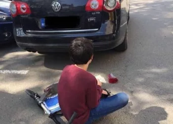 Băiatul a intrat cu trotineta într-o mașină, dar nu a fugit. Gestul făcut de acesta l-a făcut și pe proprietar să plângă. Așa ceva nu se aștepta nici de la un adult: