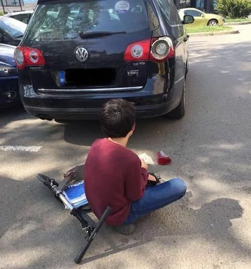 Băiatul a intrat cu trotineta într-o mașină, dar nu a fugit. Gestul făcut de acesta l-a făcut și pe proprietar să plângă. Așa ceva nu se aștepta nici de la un adult: