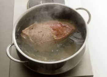 Ce trebuie să pui în oală pentru a fierbe carnea tare mai rapid. Un truc știut doar de 1 din 3 bucătari