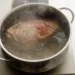 Ce trebuie să pui în oală pentru a fierbe carnea tare mai rapid. Un truc știut doar de 1 din 3 bucătari