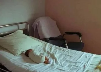 Mama și-a abandonat copilul de numai un an într-o casă părăsită, dar peste 10 ani se întoarce acolo și descoperă ceva care o face să i se înmoaie picioarele: