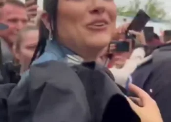 Andra, derapaj verbal în public!