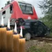 Un tren a intrat într-o mașină în care se aflau două persoane. Din nefericire, una dintre ele a murit și alta este în stare gravă