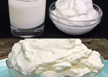 Un pahar de lapte se transformă în frișcă în doar zece minute. Rețetă simplă, de casă, fără a fi nevoie de zahăr.