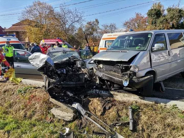 Răzvan, sunt în coloană, aici, pe DN14. E un accident cu 3 mașini și se pare că sunt mai multe victime. Cred că acum 2-3 minute s-a produs. Ești în zonă? Poți să ajungi?