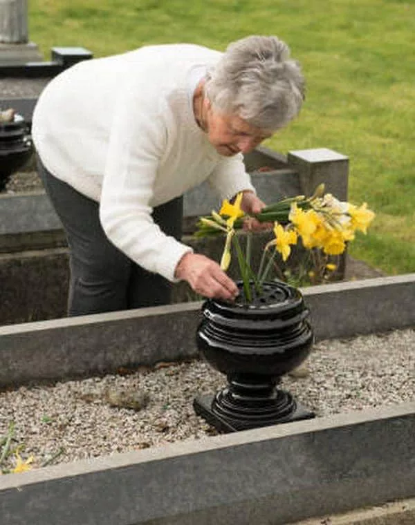 O BĂTRÂNĂ A DUS PLĂCINTA PREFERATĂ A FIULUI EI LA MORMÂNT – A GĂSIT UN BILEȚEL CÂND S-A ÎNTORS A DOUA ZI