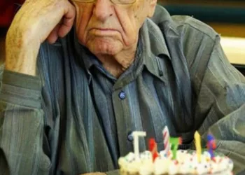 Ion își Vizitează Fiica pentru a Sărbători Împreună a 80-a Sa Zi de Naștere, Dar Ea Îl Întâmpină în Lacrimi și Îl Trimite Afara – Povestea Zilei