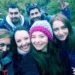 Acești 6 tineri au făcut o fotografie, în timpul unei drumeții la munte. Detaliul bulversant observat de rude și prieteni