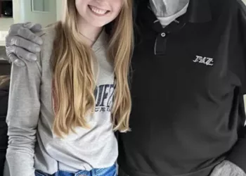 La înmormântarea bunicului meu, un străin mi-a înmânat un bilet – când l-am citit am râs pentru că bunicul ne-a păcălit pe toți.