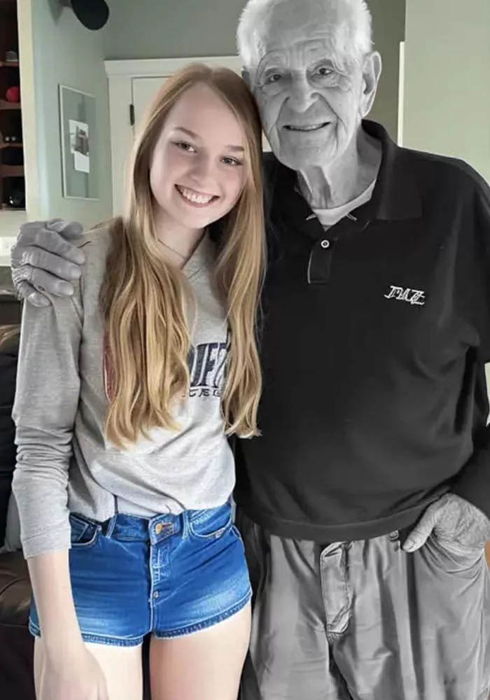 La înmormântarea bunicului meu, un străin mi-a înmânat un bilet – când l-am citit am râs pentru că bunicul ne-a păcălit pe toți.