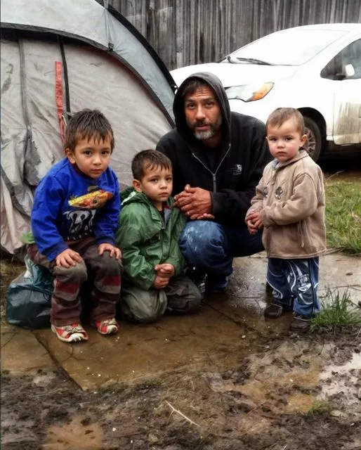 Este tată singur cu trei copii. De 4 luni trăiesc într-un cort plin de noroi pe stradă. Apoi, într-o zi, a asistat la o scenă îngrozitoare la o benzinărie: un bătrân nu avea suficienți bani să plătească, dar în loc să-l ajute, oamenii