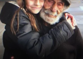 Fiica mea s-a împrietenit cu un bărbat în vârstă fără adăpost. Într-o zi, am aflat că Emily își cheltuia banii de buzunar cumpărându-i mâncare, și asta m-a înfuriat