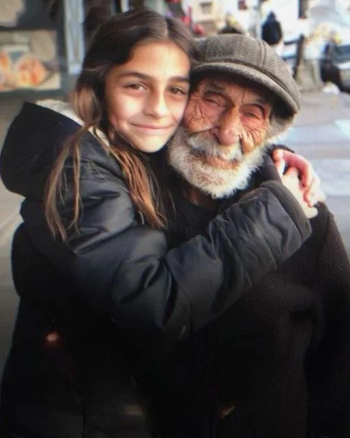 Fiica mea s-a împrietenit cu un bărbat în vârstă fără adăpost. Într-o zi, am aflat că Emily își cheltuia banii de buzunar cumpărându-i mâncare, și asta m-a înfuriat