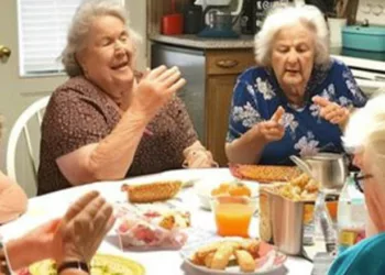 AM AUZIT-O PE SOACRA MEA CUM IȘI MINȚEA PRIETENELE CĂ EU NU FAC NIMIC ACASĂ ȘI CĂ SUNT CEA MAI REA MAMĂ DIN LUME – AȘA CĂ AM DECIS SĂ LE INVIT PE PRIETENELE EI ȘI SĂ FAC TOTUL CLAR.