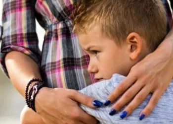 FOSTUL MEU LOGODNIC M-A LĂSAT CU FIUL LUI DINTR-O CĂSNICIE ANTERIOARĂ ACUM 10 ANI — IERI, A APĂRUT ÎN CURTEA MEA CU UN AVOCAT