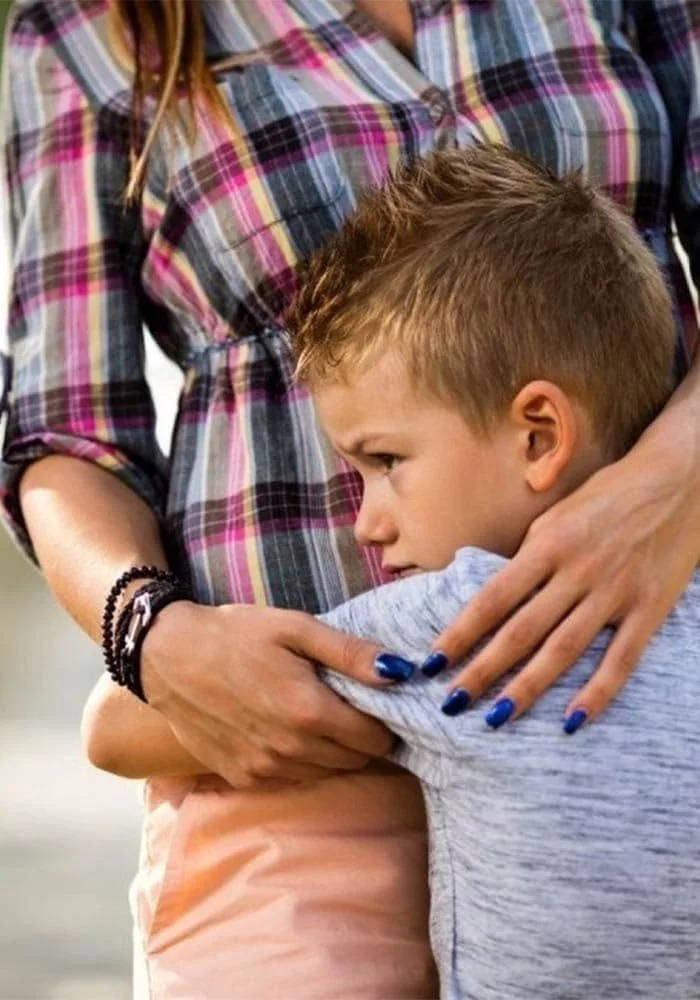 FOSTUL MEU LOGODNIC M-A LĂSAT CU FIUL LUI DINTR-O CĂSNICIE ANTERIOARĂ ACUM 10 ANI — IERI, A APĂRUT ÎN CURTEA MEA CU UN AVOCAT