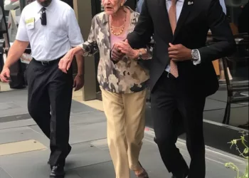 AM FOST DAT AFARĂ DE LA RESTAURANT DIN CAUZA VÂRSTEI ȘI FELULUI ÎN CARE ARĂTAM. CÂTEVA ZILE MAI TÂRZIU, RĂZBUNAREA MEA A FOST DE NEUITAT.