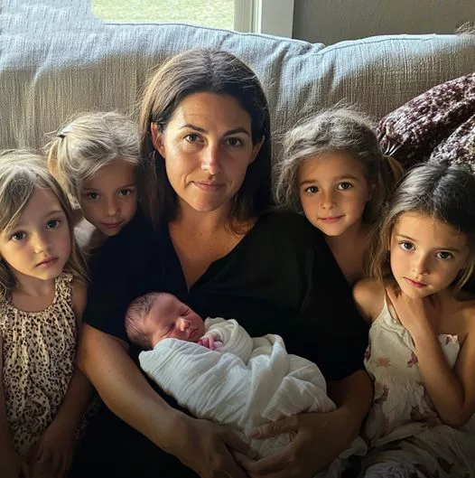 BĂRBATUL DIVORȚEAZĂ DE SOȚIA LUI, FURIOS DIN CAUZA NAȘTERII CELEI DE-A 5-A FIICE, IAR ANI MAI TÂRZIU SE ÎNTÂLNESC DIN GREȘEALĂ