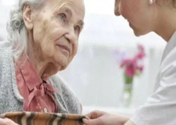 DOAMNĂ DE 90 DE ANI ÎNTR-UN AZIL DE BĂTRÂNI MI-A PRINS MÂNA SPUNÂND „TE CUNOSC” — A DOUA ZI, AM FOST ȘOCATĂ DE O NOTIFICARE DE LA BANCA MEA.