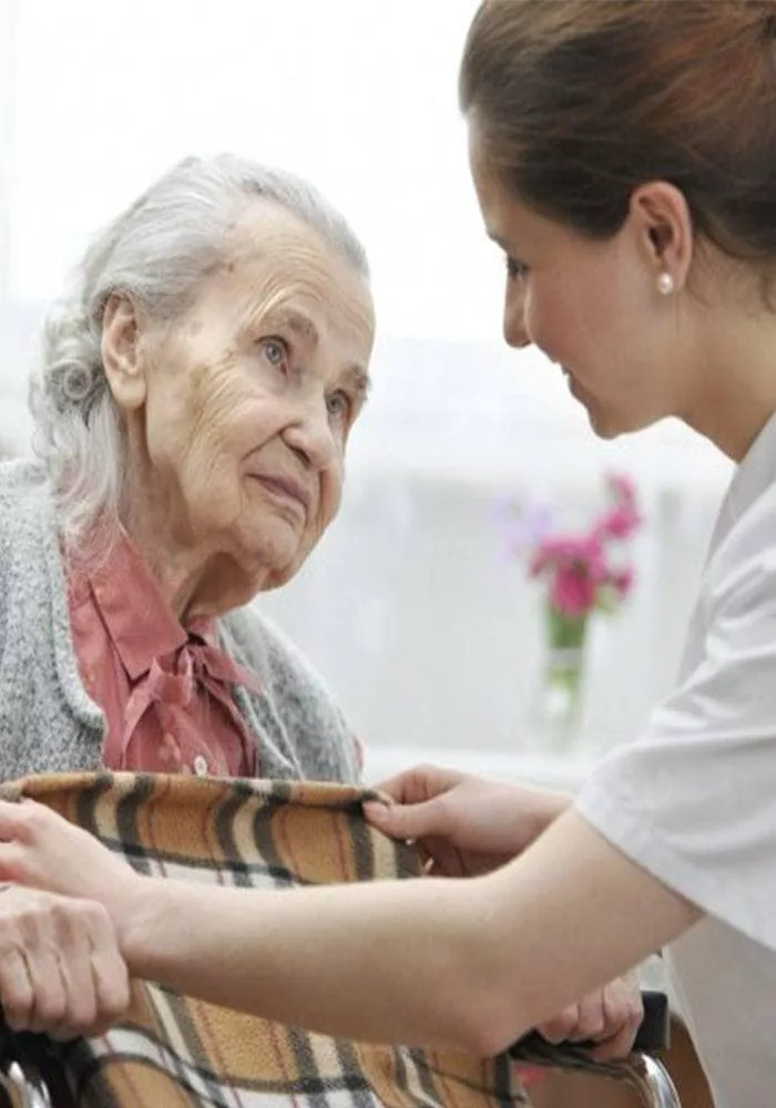 DOAMNĂ DE 90 DE ANI ÎNTR-UN AZIL DE BĂTRÂNI MI-A PRINS MÂNA SPUNÂND „TE CUNOSC” — A DOUA ZI, AM FOST ȘOCATĂ DE O NOTIFICARE DE LA BANCA MEA.