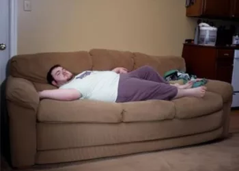 CUMNATUL MEU A CERUT SĂ STEA DOAR O SĂPTĂMÂNĂ, DAR E AICI DE ȘASE LUNI, PURTÂNDU-SE ÎN MOD DEZGUSTĂTOR. ÎNTR-O ZI, ÎN SFÂRȘIT, MI-AM PIERDUT CALMUL.