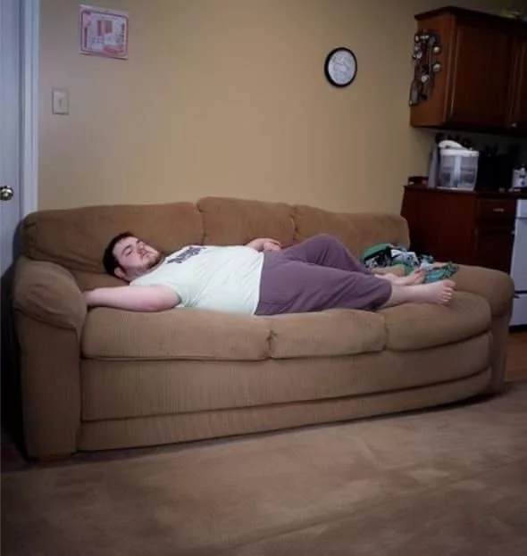 CUMNATUL MEU A CERUT SĂ STEA DOAR O SĂPTĂMÂNĂ, DAR E AICI DE ȘASE LUNI, PURTÂNDU-SE ÎN MOD DEZGUSTĂTOR. ÎNTR-O ZI, ÎN SFÂRȘIT, MI-AM PIERDUT CALMUL.