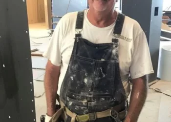 PROPRIETARII CASEI PRETENȚIOȘI AU REFUZAT SĂ PLĂTEASCĂ LUCRAREA TATĂLUI MEU, INSTALATOR: CREDEAU CĂ SUNT MAI DEȘTEPȚI, DAR EL A FOST CEL CARE A RÂS LA FINAL.