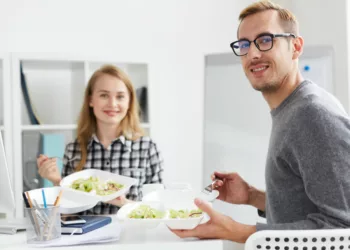 Economisește bani și timp: cum să organizezi prânzul pentru angajații tăi?