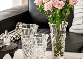 Ce trebuie să pui în apa florilor din vază, sa să țină și 3 săptămâni. Doar florarii cu experiență de zeci de ani îl cunosc acest secret