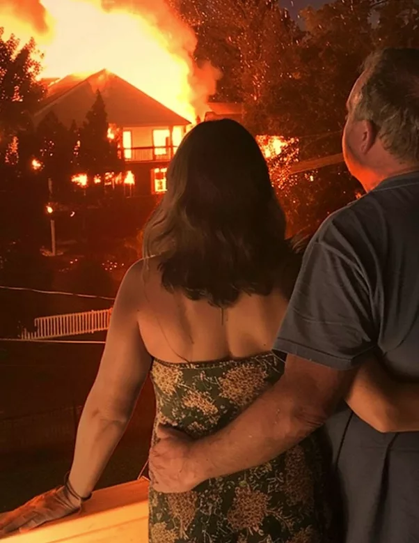 Ne-am primit vecinii după ce casa lor a ars — Odată, au venit la mine cerând să deschid ușa din beci.