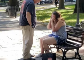 Mă întorceam acasă de la muncă când am văzut un bărbat umilindu-și soția în public – nu am putut suporta și i-am dat o lecție.