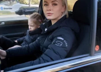 VECINA MEA CONTINUA SĂ-MI CEARĂ SĂ-I DUC FIICA LA ȘCOALĂ, DAR S-A REFUZAT CÂND I-AM CERUT UN FAVOARE, AȘA CĂ M-AM PREGĂTIT