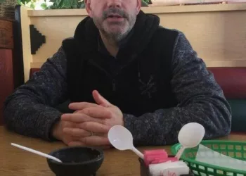 URMA SĂ-I CER MÂNA PRIETENEI MELE LA UN RESTAURANT CÂND CHELNERUL MI-A DAT PE FURIȘ UN BILET SPUNÂND CĂ SUNT ÎN PERICOL