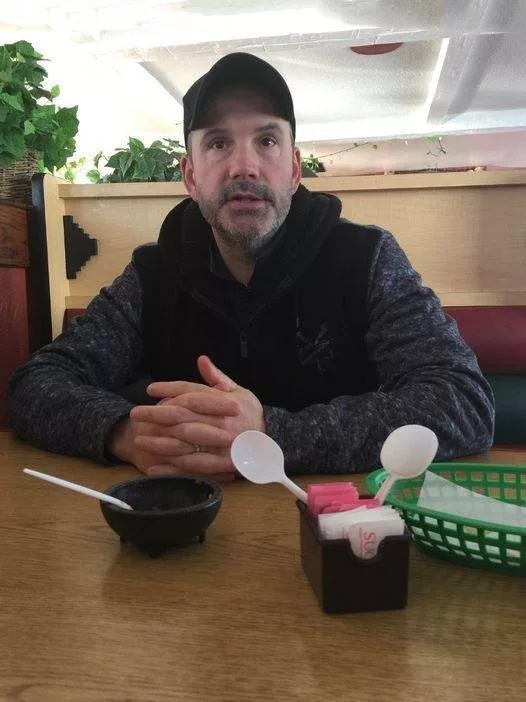 URMA SĂ-I CER MÂNA PRIETENEI MELE LA UN RESTAURANT CÂND CHELNERUL MI-A DAT PE FURIȘ UN BILET SPUNÂND CĂ SUNT ÎN PERICOL