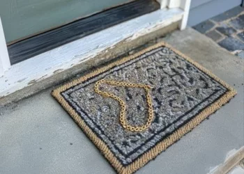 Acum o lună, mă grăbeam să ies pe ușă când am observat un colier de aur pe covorașul de la intrare. Fără niciun bilet, fără nicio explicație. Am crezut că era o greșeală, poate aparținea unui vecin.