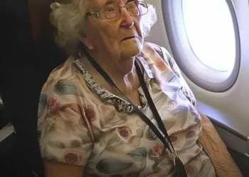 Pasagerii de la clasa business vor ca o bătrână sărmană să plece, dar la sfârșitul zborului, pilotul îi vorbește.