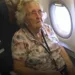 Pasagerii de la clasa business vor ca o bătrână sărmană să plece, dar la sfârșitul zborului, pilotul îi vorbește.