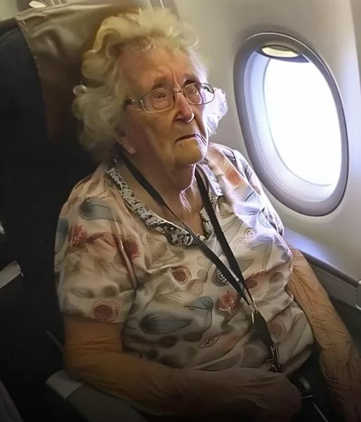 Pasagerii de la clasa business vor ca o bătrână sărmană să plece, dar la sfârșitul zborului, pilotul îi vorbește.