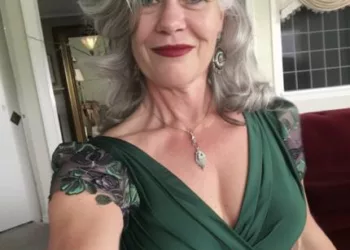 SOȚUL MEU A ȚIPAT LA PETRECEREA MEA DE ZIUA MEA CĂ TRUPUL MEU DE 57 DE ANI ERA „PREA BĂTRÂN” PENTRU EL – RĂZBUNAREA PRIETENEI MELE NU DOAR CĂ L-A PUS LA LOCUL LUI, DAR A DEZVĂLUIT ȘI UN ADEVĂR TERIBIL