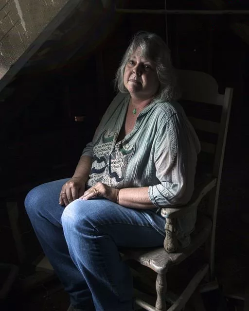 MI-AM VIZITAT SOCRII ȘI MI-AM GĂSIT SOACRA ÎNCHISĂ ÎN MANSARDĂ — AM DEVENIT PALIDĂ CÂND AM AFLAT DE CE