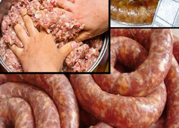 Mâna sus cui îi plac Cârnații de Casă: Aşa prepari cei mai buni cârnați