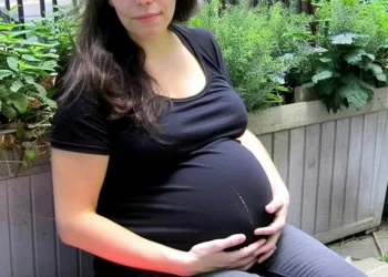 Un bărbat își aruncă iubita însărcinată afară din casă și a ajuns în genunchi, implorând-o să se întoarcă a doua zi.