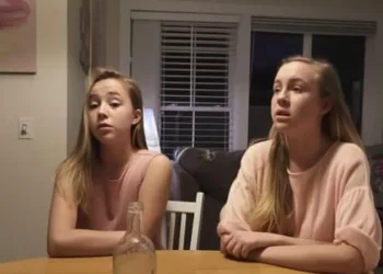 După ce mi-au întâlnit fiicele mele, fiecare bărbat cu care mă întâlneam mă părăsea. Așa că am adus acasă un „fals” iubit ca să înțeleg de ce.