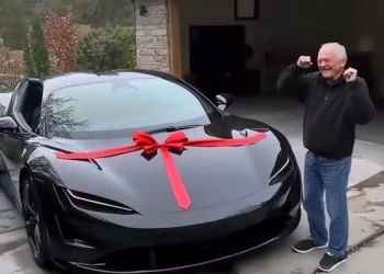 BĂTRÂNUL SĂRAC IESE DIN CASĂ ÎNTR-O DIMINEAȚĂ ȘI VEDE O MAȘINĂ DE LUX NOUĂ ÎN LOCUL CELEI VECHI